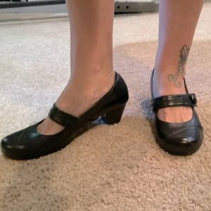 Comfortable black Life Stride Soft System Mary Jane’s with small heel size 7